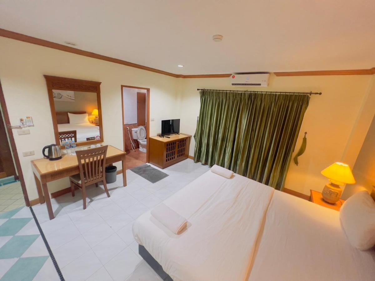 Готель Royal Vista Patong Екстер'єр фото