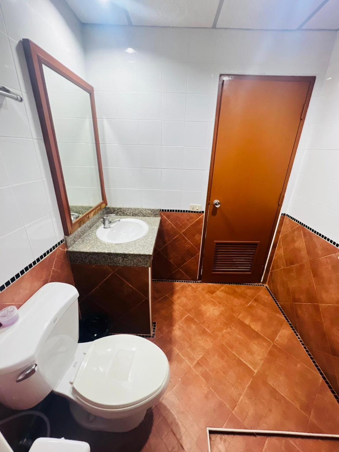 Готель Royal Vista Patong Екстер'єр фото