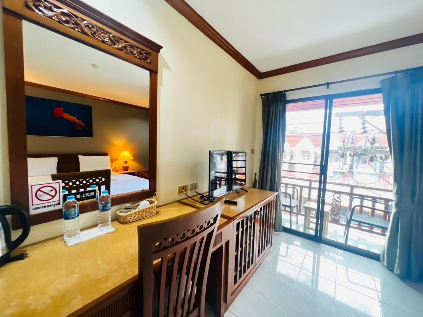 Готель Royal Vista Patong Екстер'єр фото