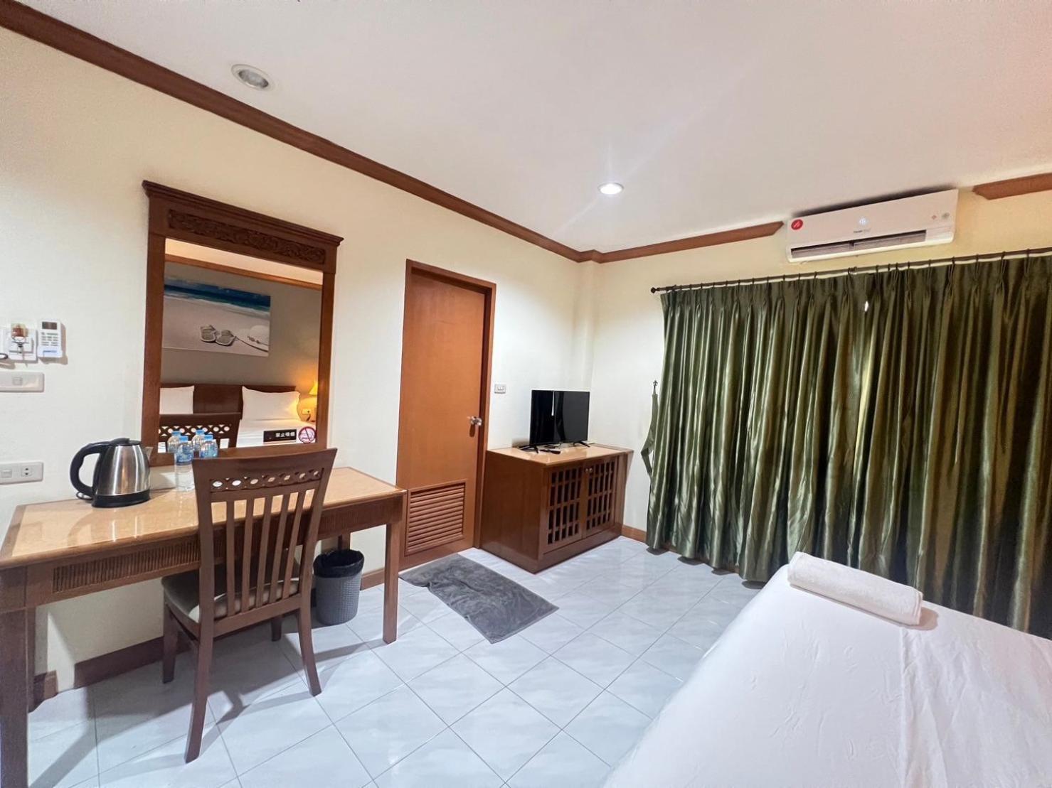 Готель Royal Vista Patong Екстер'єр фото